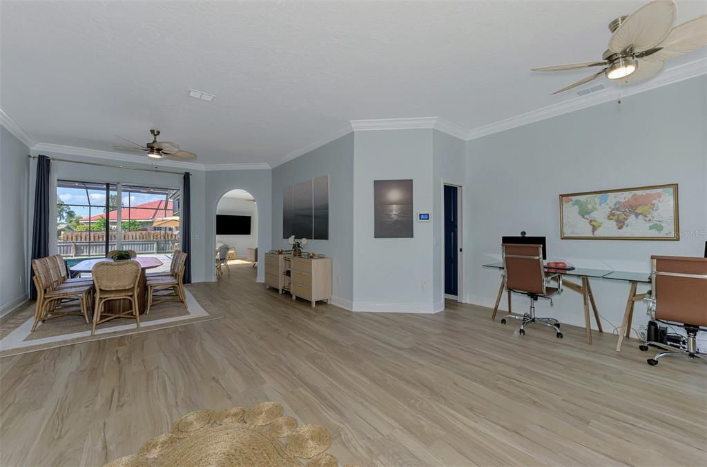 Activo con contrato: $649,000 (4 camas, 3 baños, 2368 Pies cuadrados)