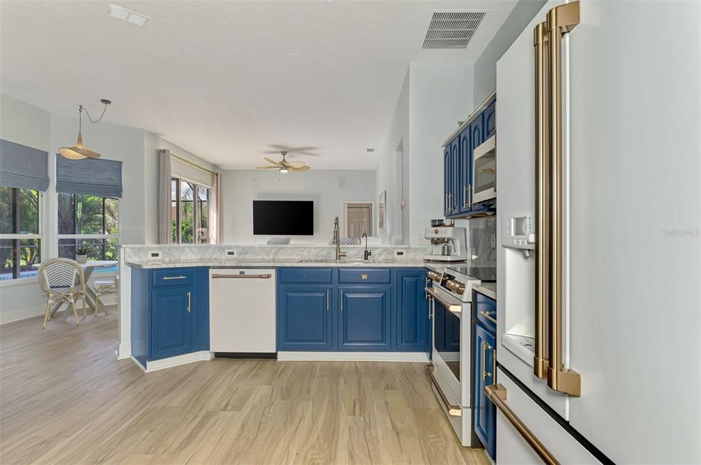 Activo con contrato: $649,000 (4 camas, 3 baños, 2368 Pies cuadrados)