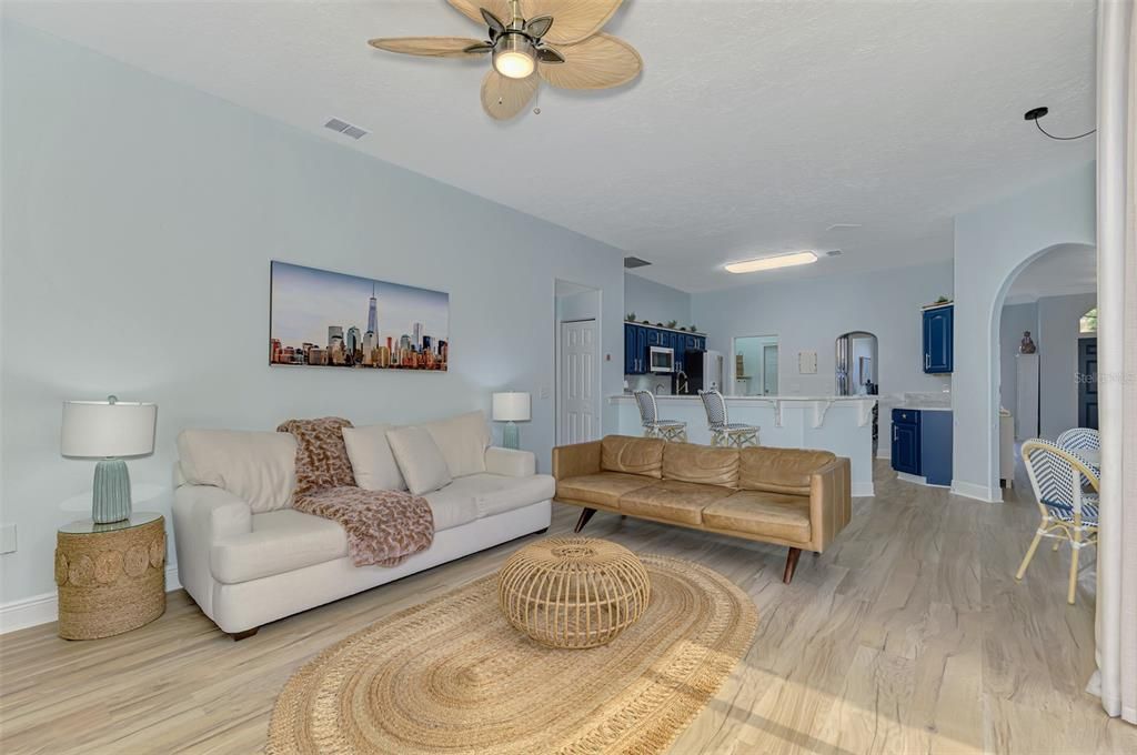 Activo con contrato: $649,000 (4 camas, 3 baños, 2368 Pies cuadrados)