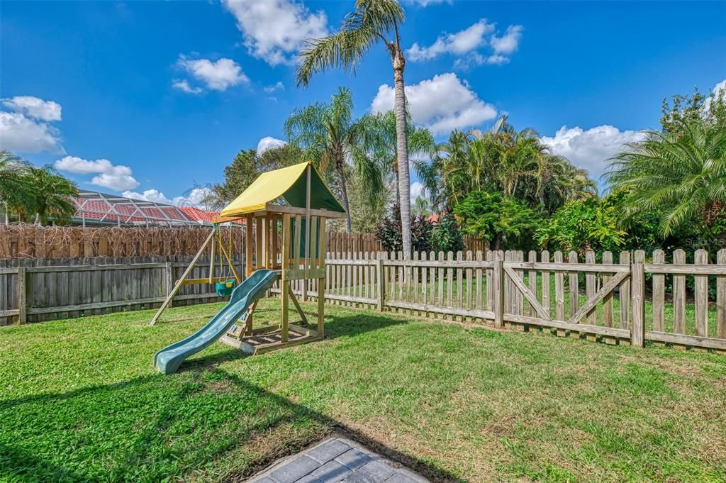 Activo con contrato: $649,000 (4 camas, 3 baños, 2368 Pies cuadrados)