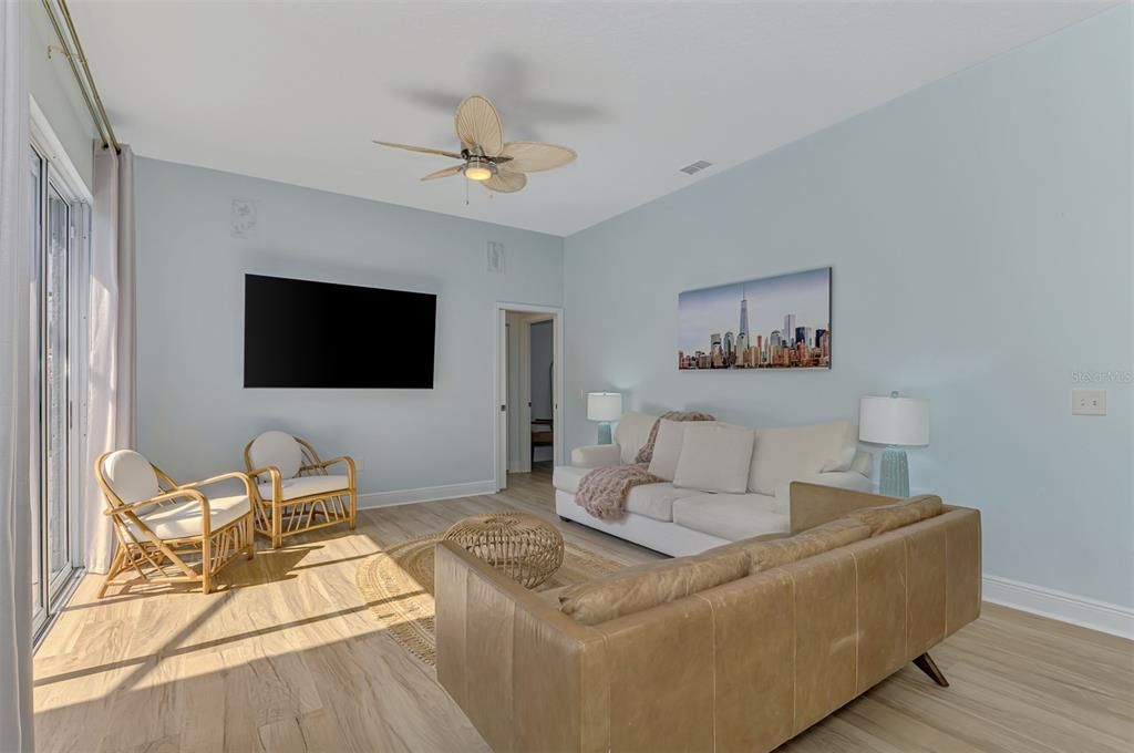 Activo con contrato: $649,000 (4 camas, 3 baños, 2368 Pies cuadrados)