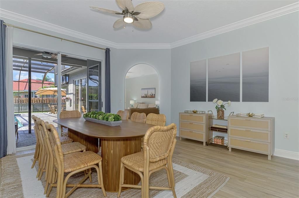 Activo con contrato: $649,000 (4 camas, 3 baños, 2368 Pies cuadrados)