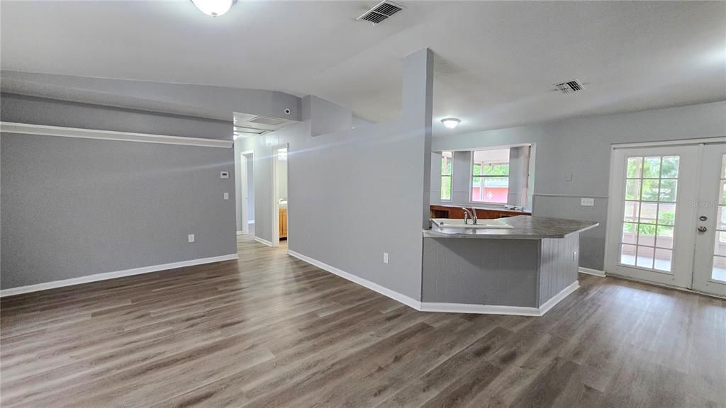 For Sale: $179,900 (3 beds, 2 baths, 1564 Square Feet)