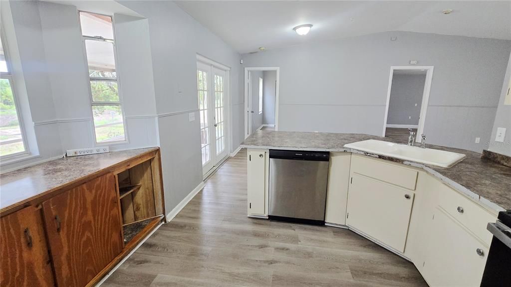 For Sale: $179,900 (3 beds, 2 baths, 1564 Square Feet)