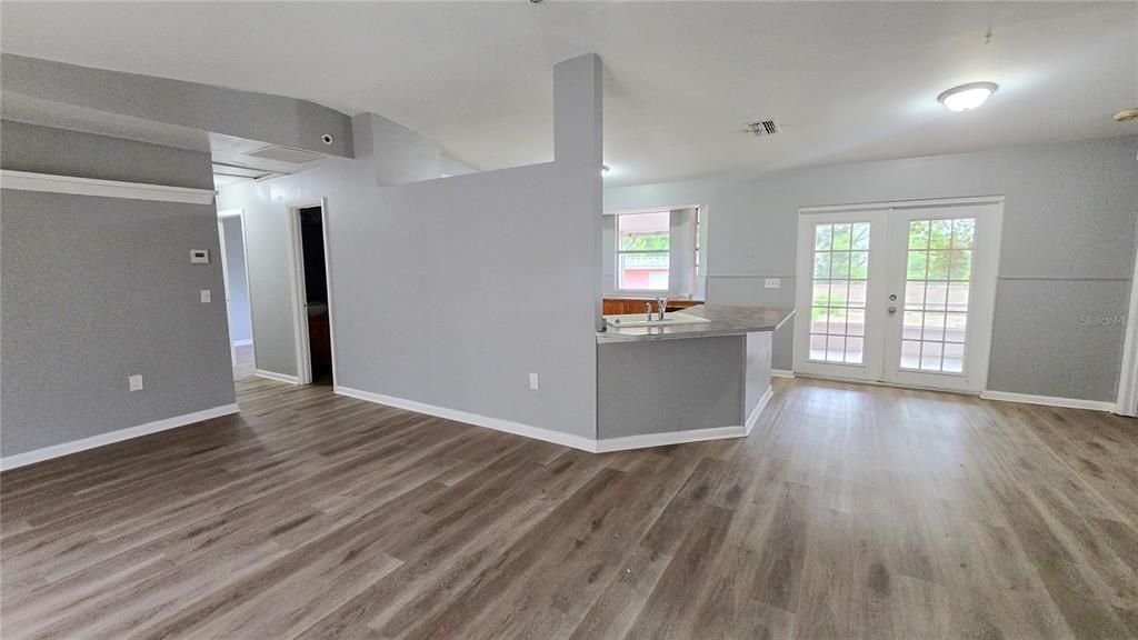 For Sale: $179,900 (3 beds, 2 baths, 1564 Square Feet)