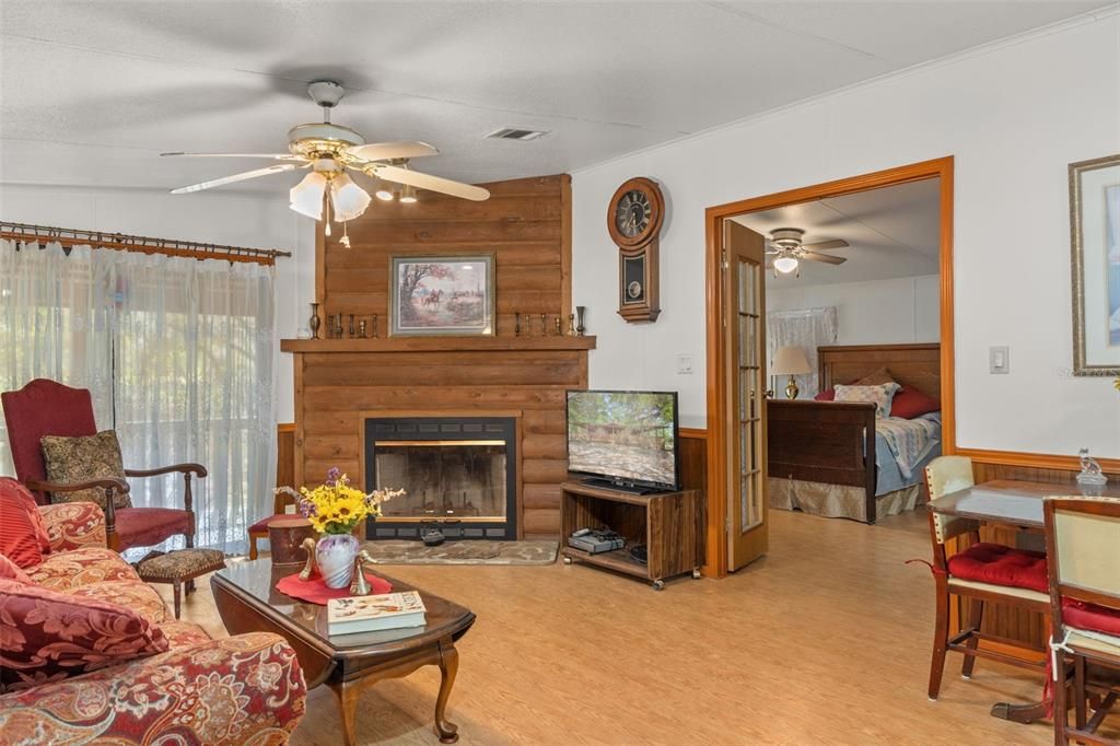 Active With Contract: $189,000 (2 beds, 1 baths, 1019 Square Feet)