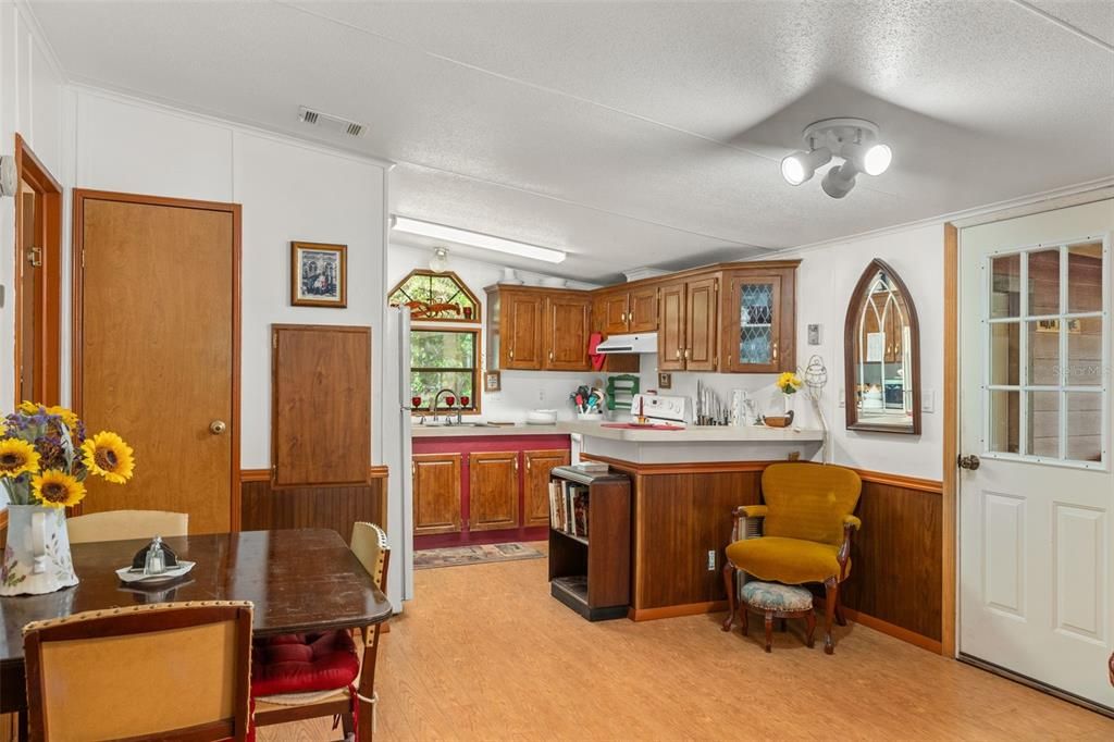 Active With Contract: $189,000 (2 beds, 1 baths, 1019 Square Feet)