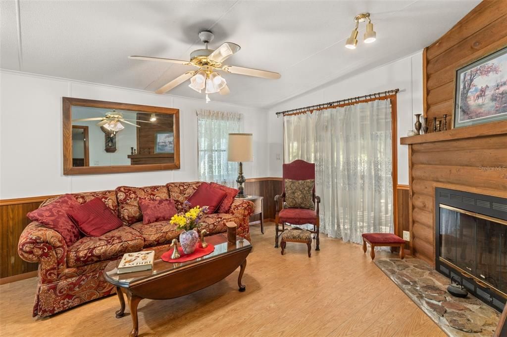 Active With Contract: $189,000 (2 beds, 1 baths, 1019 Square Feet)