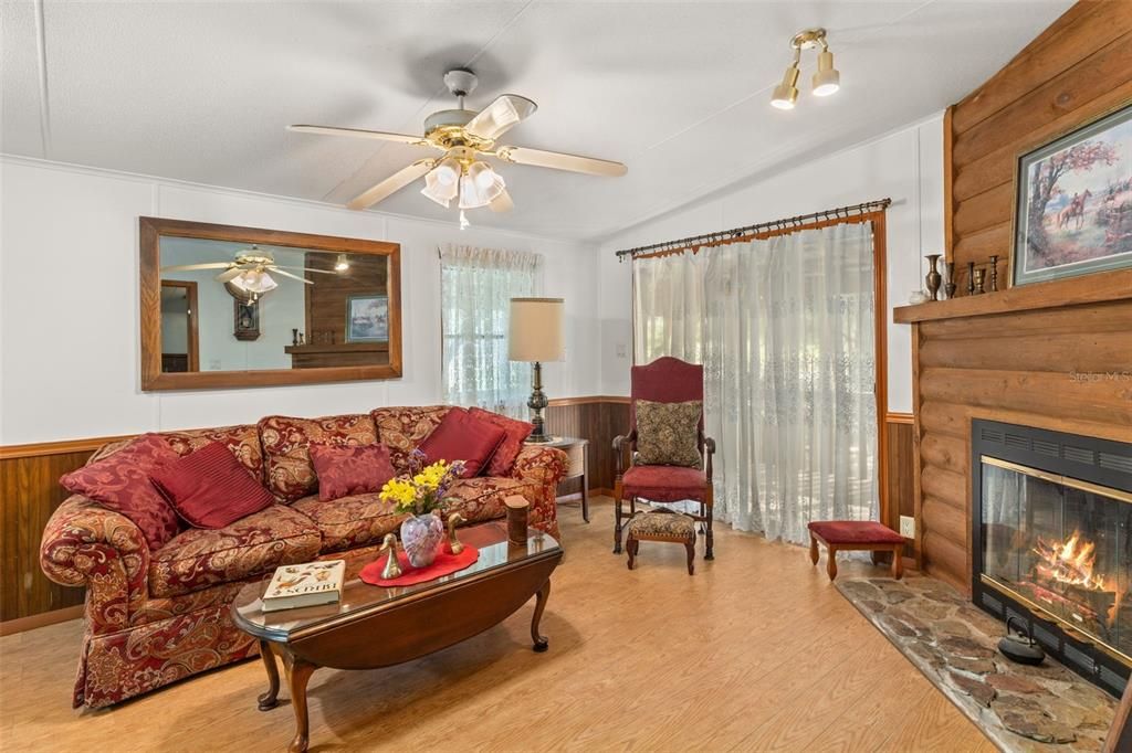 Active With Contract: $189,000 (2 beds, 1 baths, 1019 Square Feet)