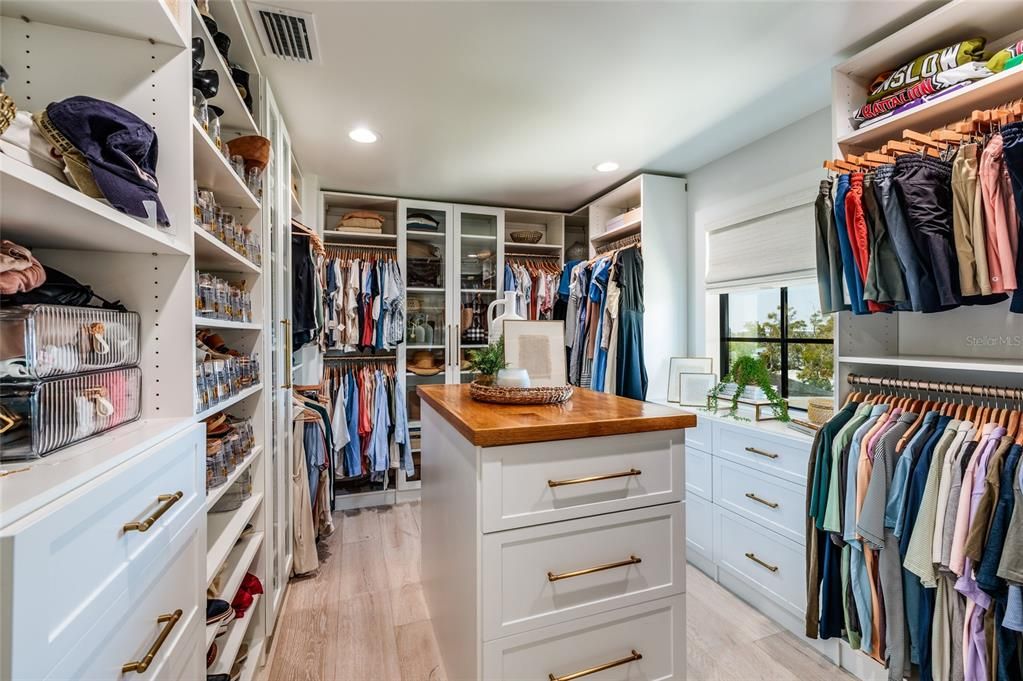 For Sale: $5,299,000 (5 beds, 5 baths, 4641 Square Feet)