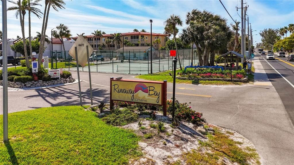 For Sale: $585,000 (2 beds, 2 baths, 1080 Square Feet)