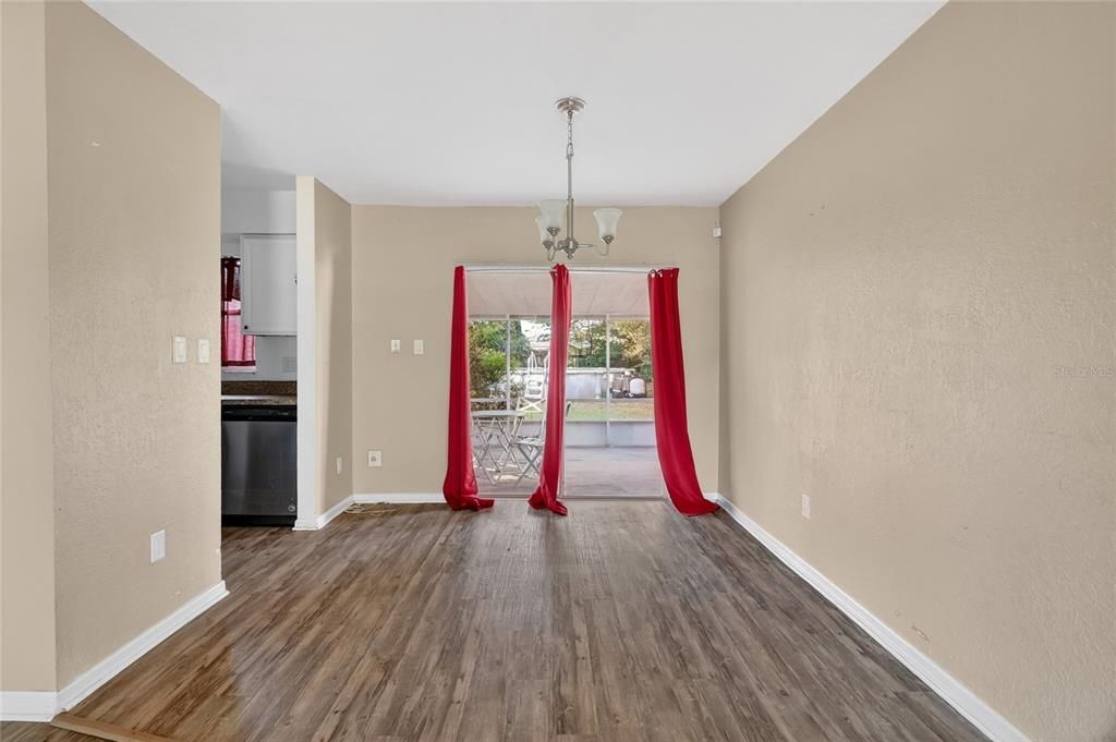 En Venta: $285,000 (3 camas, 2 baños, 1283 Pies cuadrados)