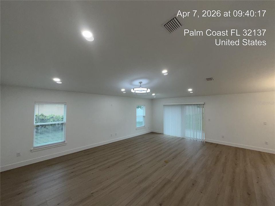 For Rent: $2,100 (3 beds, 2 baths, 1716 Square Feet)