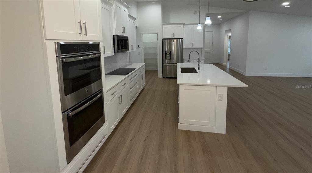 For Rent: $2,100 (3 beds, 2 baths, 1716 Square Feet)