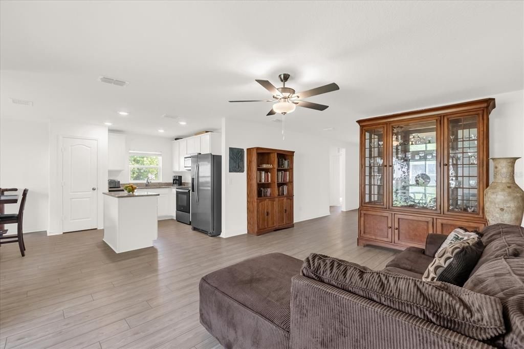 Activo con contrato: $225,000 (3 camas, 2 baños, 1378 Pies cuadrados)