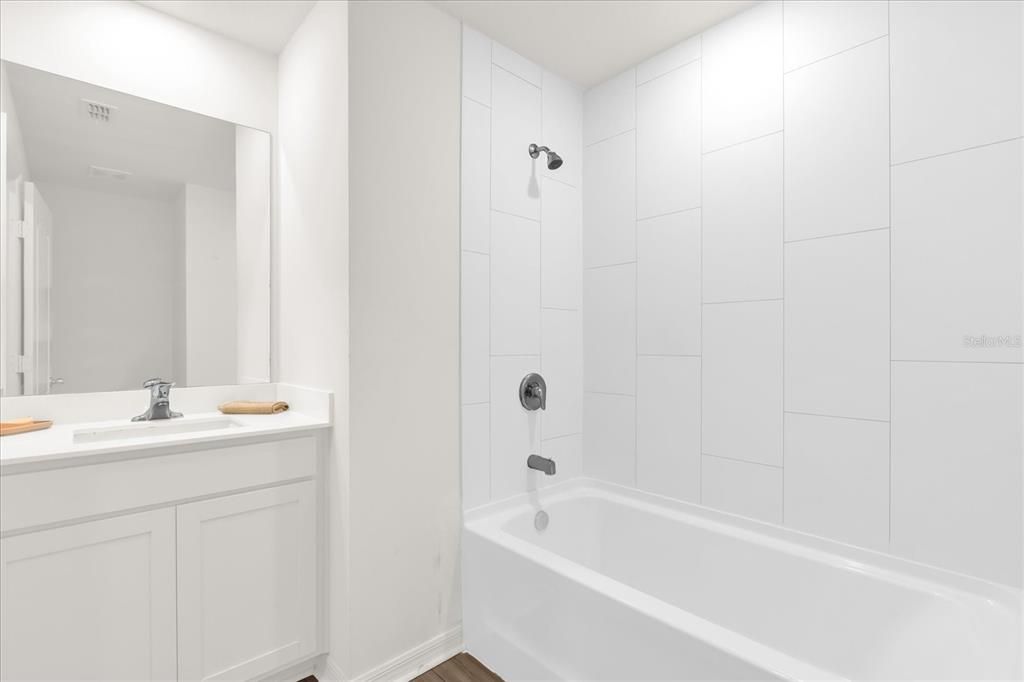 Activo con contrato: $225,000 (3 camas, 2 baños, 1378 Pies cuadrados)