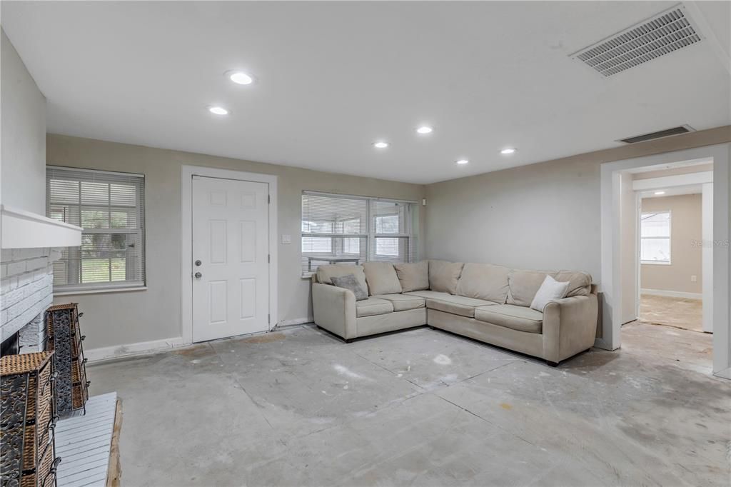 For Sale: $239,000 (3 beds, 2 baths, 1560 Square Feet)