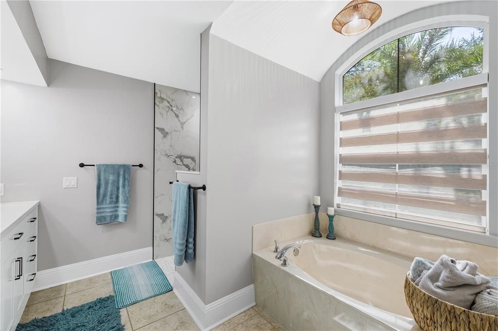 Activo con contrato: $635,000 (4 camas, 3 baños, 2273 Pies cuadrados)
