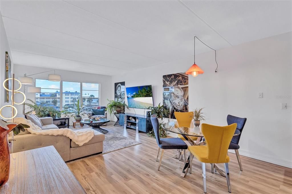 For Sale: $389,000 (2 beds, 2 baths, 1046 Square Feet)