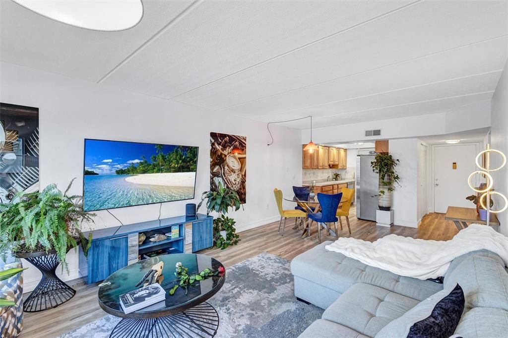 For Sale: $389,000 (2 beds, 2 baths, 1046 Square Feet)