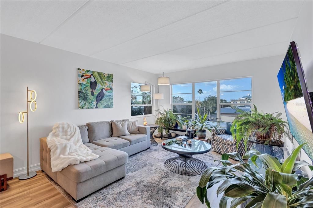 For Sale: $389,000 (2 beds, 2 baths, 1046 Square Feet)