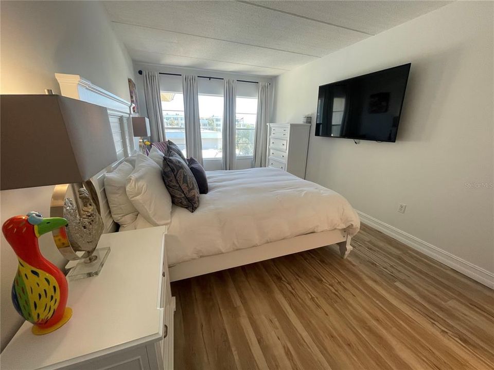 For Sale: $389,000 (2 beds, 2 baths, 1046 Square Feet)