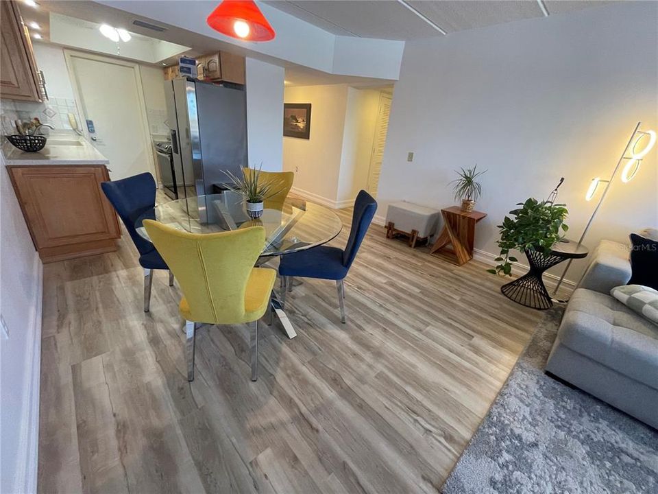 For Sale: $389,000 (2 beds, 2 baths, 1046 Square Feet)