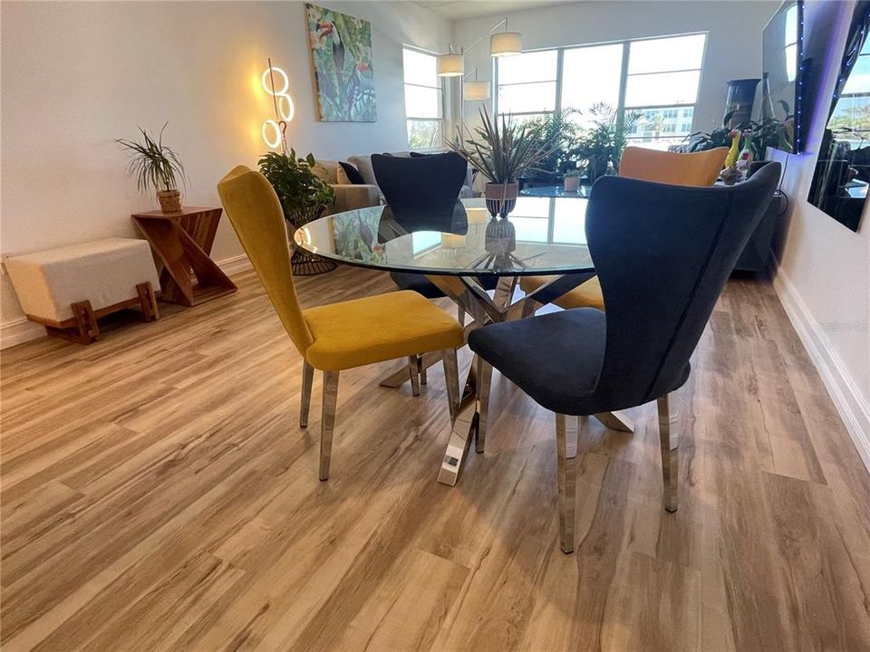 For Sale: $389,000 (2 beds, 2 baths, 1046 Square Feet)