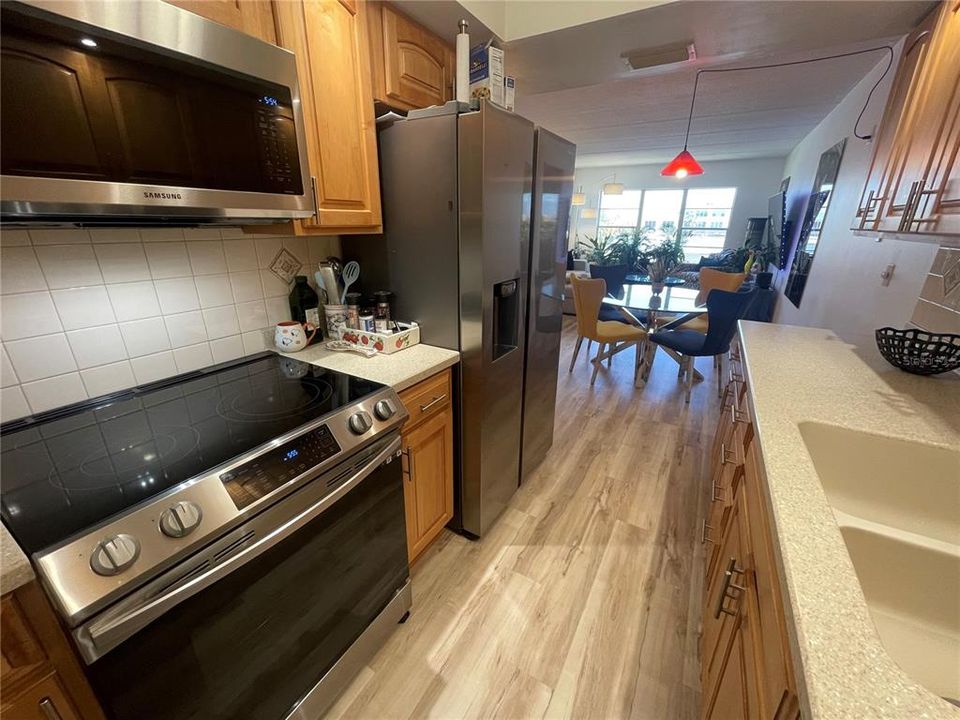 For Sale: $389,000 (2 beds, 2 baths, 1046 Square Feet)