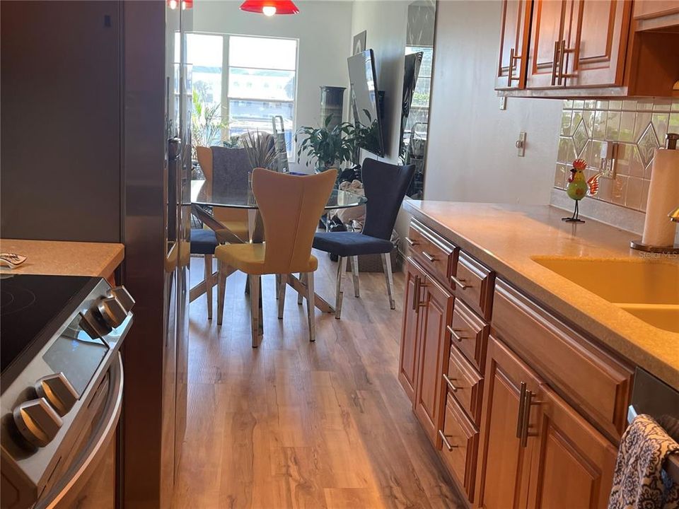 For Sale: $389,000 (2 beds, 2 baths, 1046 Square Feet)
