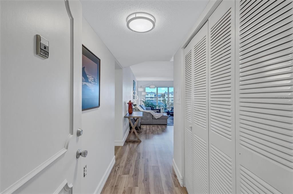 For Sale: $389,000 (2 beds, 2 baths, 1046 Square Feet)