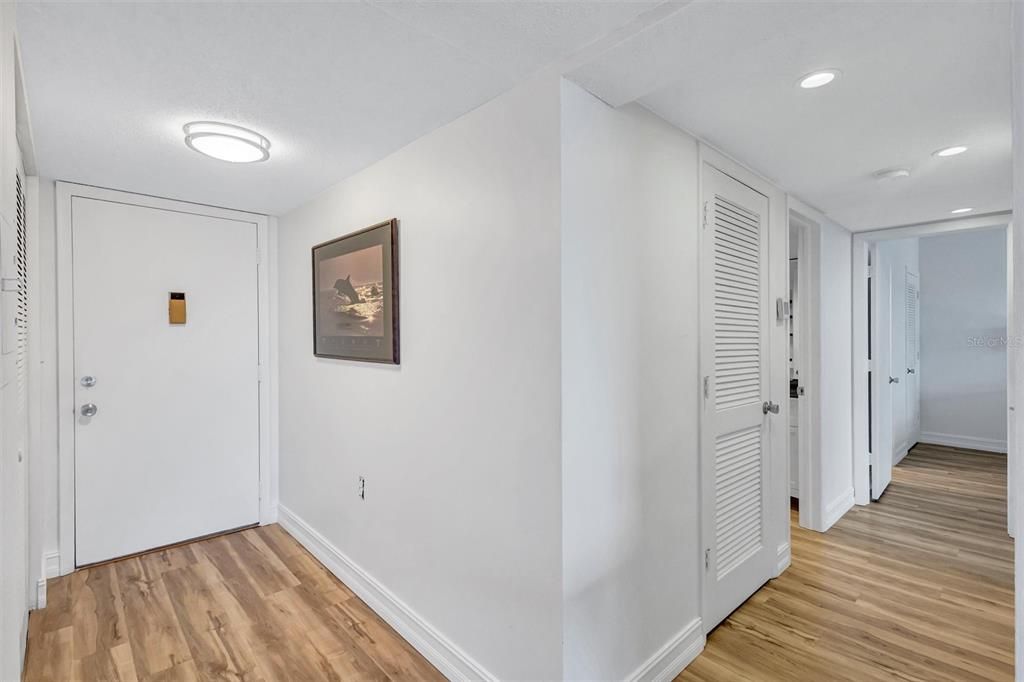 For Sale: $389,000 (2 beds, 2 baths, 1046 Square Feet)