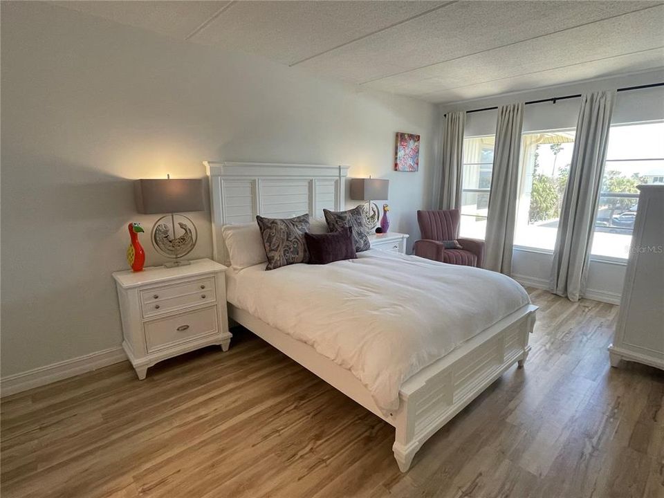 For Sale: $389,000 (2 beds, 2 baths, 1046 Square Feet)