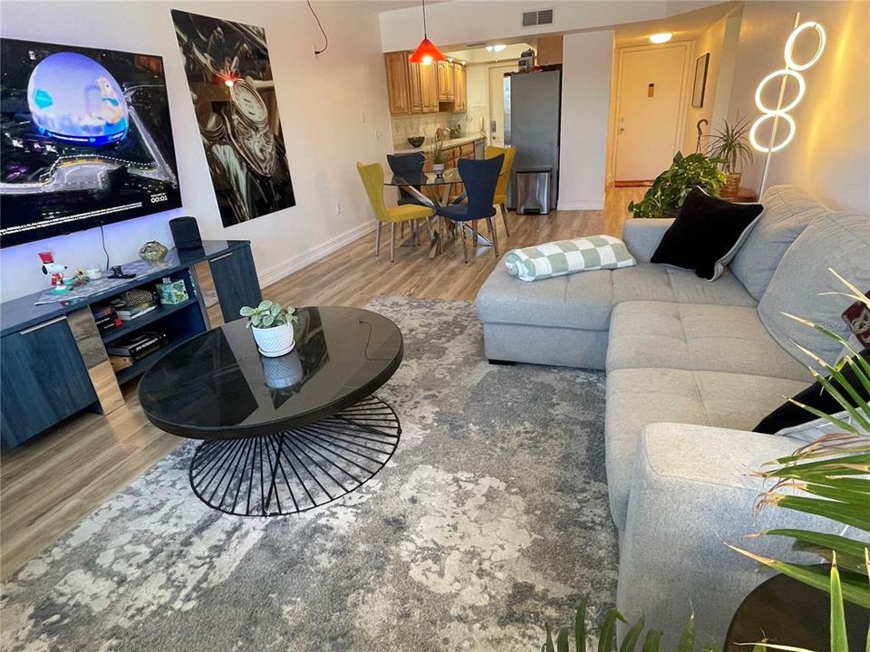 For Sale: $389,000 (2 beds, 2 baths, 1046 Square Feet)