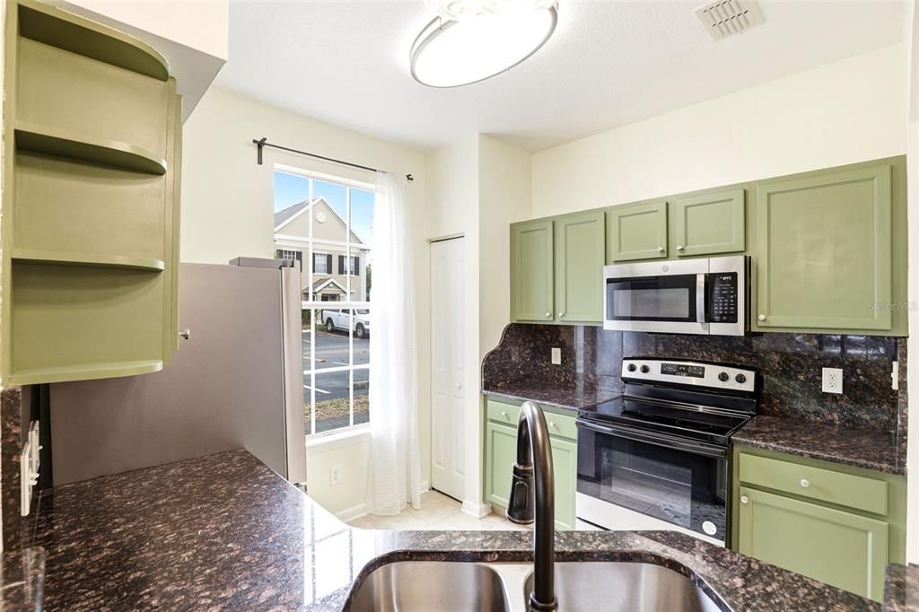 Active With Contract: $310,000 (3 beds, 2 baths, 1453 Square Feet)
