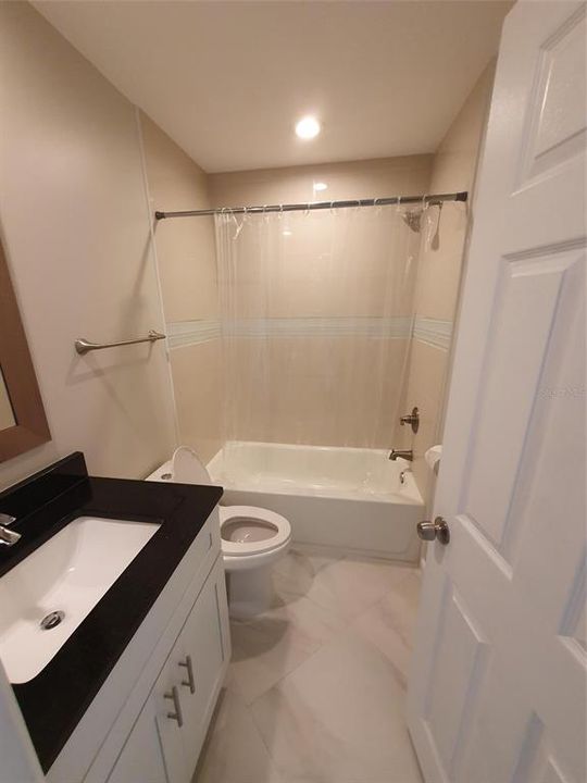 Activo con contrato: $1,950 (2 camas, 2 baños, 1000 Pies cuadrados)