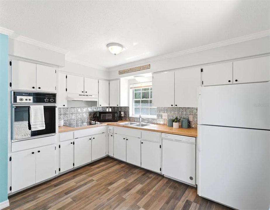For Sale: $159,900 (2 beds, 2 baths, 1024 Square Feet)