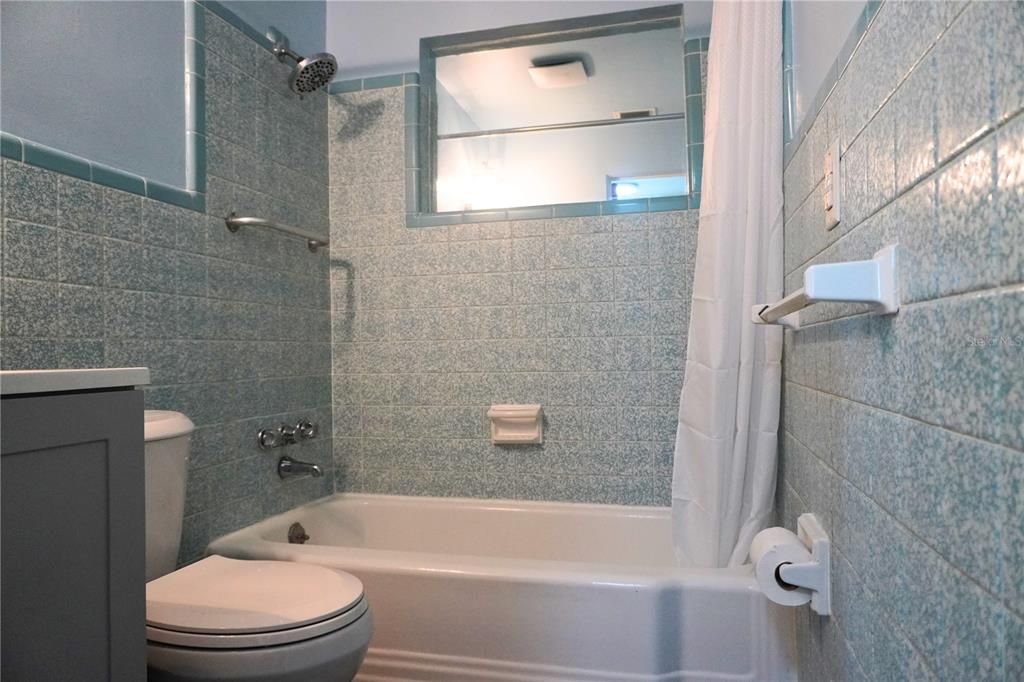 Active With Contract: $215,000 (3 beds, 2 baths, 1032 Square Feet)