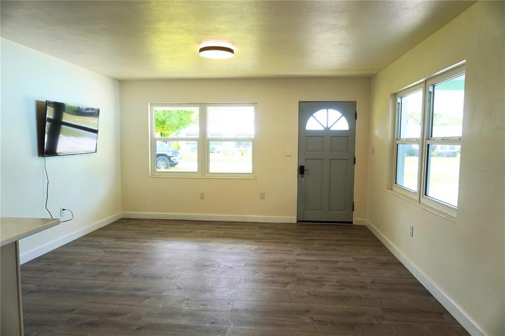 Active With Contract: $215,000 (3 beds, 2 baths, 1032 Square Feet)