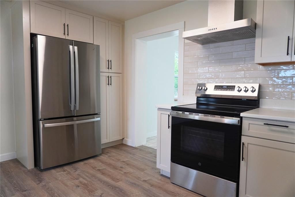 Active With Contract: $215,000 (3 beds, 2 baths, 1032 Square Feet)