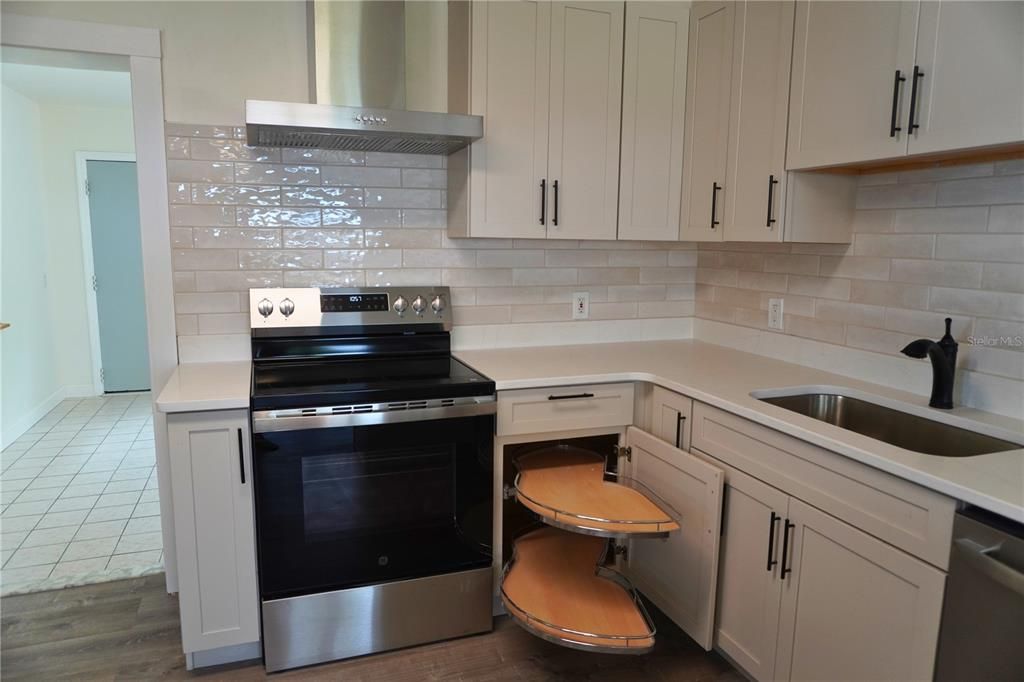 Active With Contract: $215,000 (3 beds, 2 baths, 1032 Square Feet)