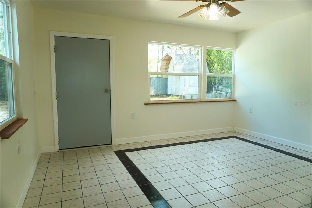 Active With Contract: $215,000 (3 beds, 2 baths, 1032 Square Feet)