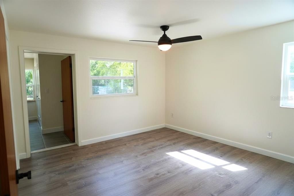 Active With Contract: $215,000 (3 beds, 2 baths, 1032 Square Feet)