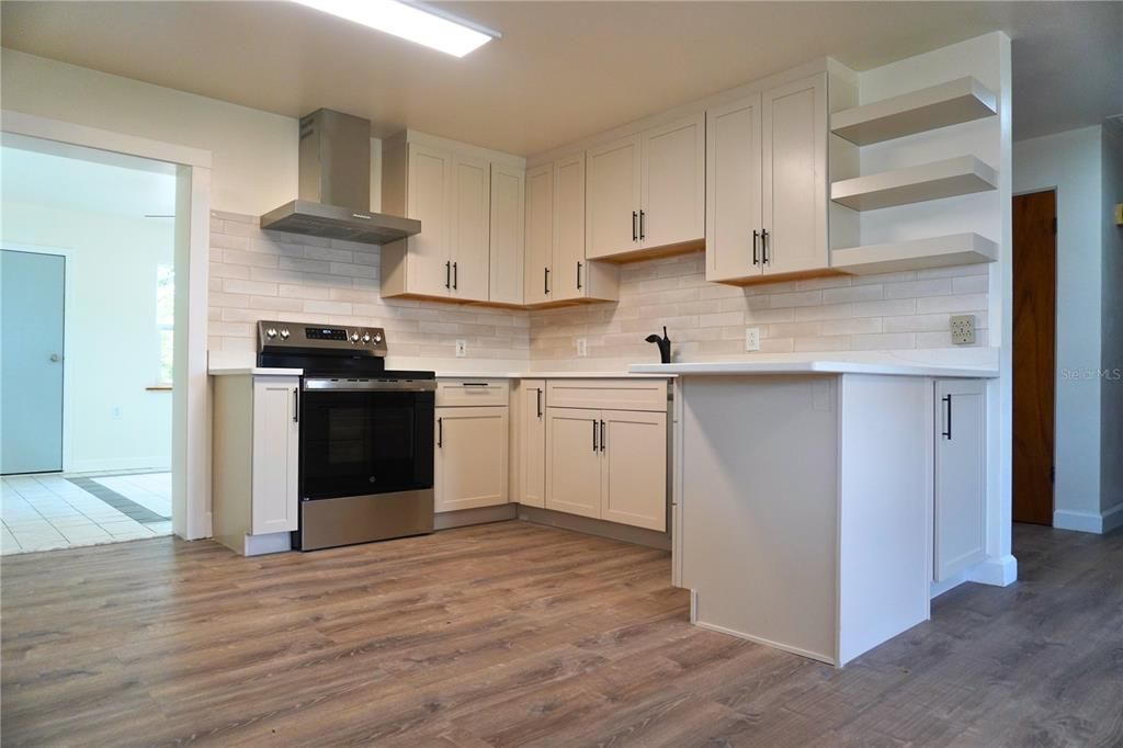 Active With Contract: $215,000 (3 beds, 2 baths, 1032 Square Feet)