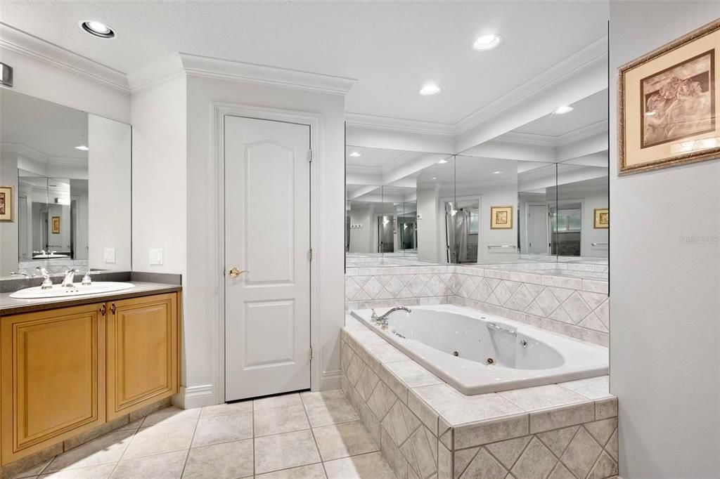 Activo con contrato: $840,000 (3 camas, 2 baños, 2380 Pies cuadrados)