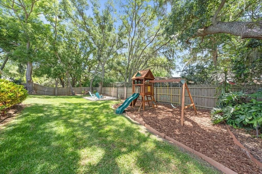 Activo con contrato: $785,000 (4 camas, 3 baños, 2831 Pies cuadrados)