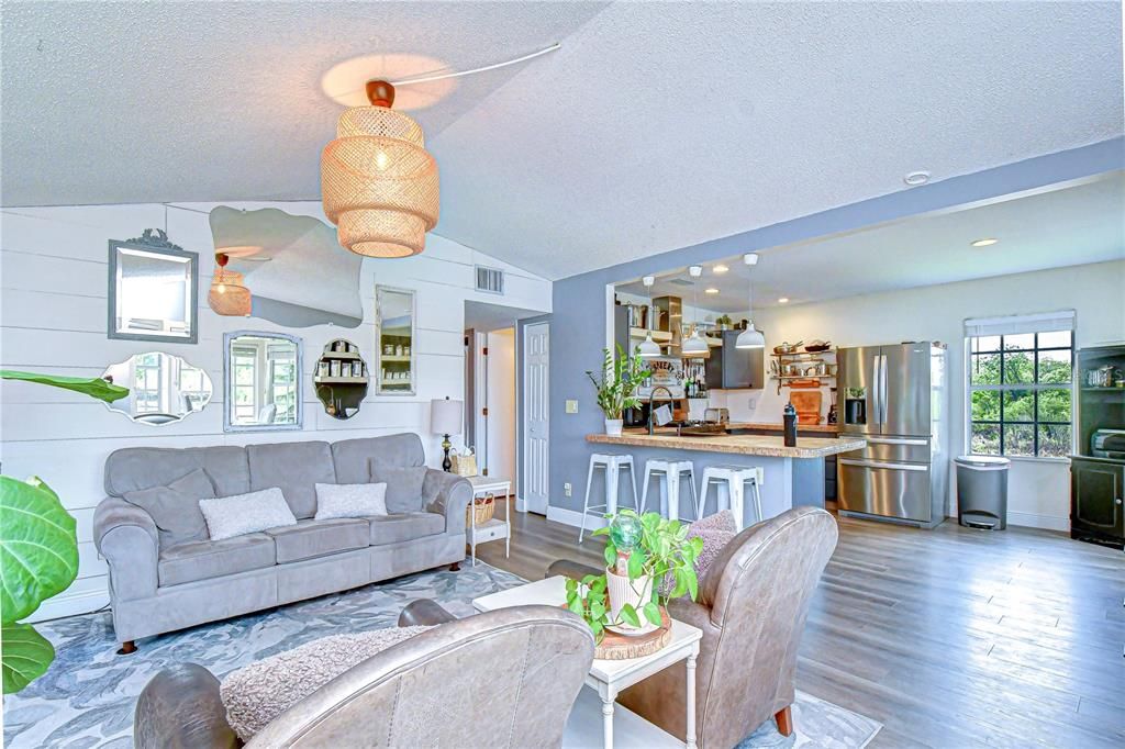 For Sale: $525,000 (3 beds, 2 baths, 1204 Square Feet)