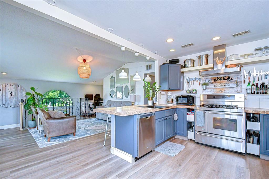 For Sale: $525,000 (3 beds, 2 baths, 1204 Square Feet)
