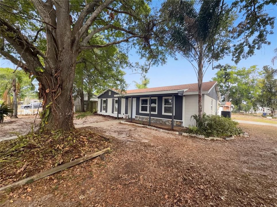 Active With Contract: $199,000 (2 beds, 1 baths, 1008 Square Feet)