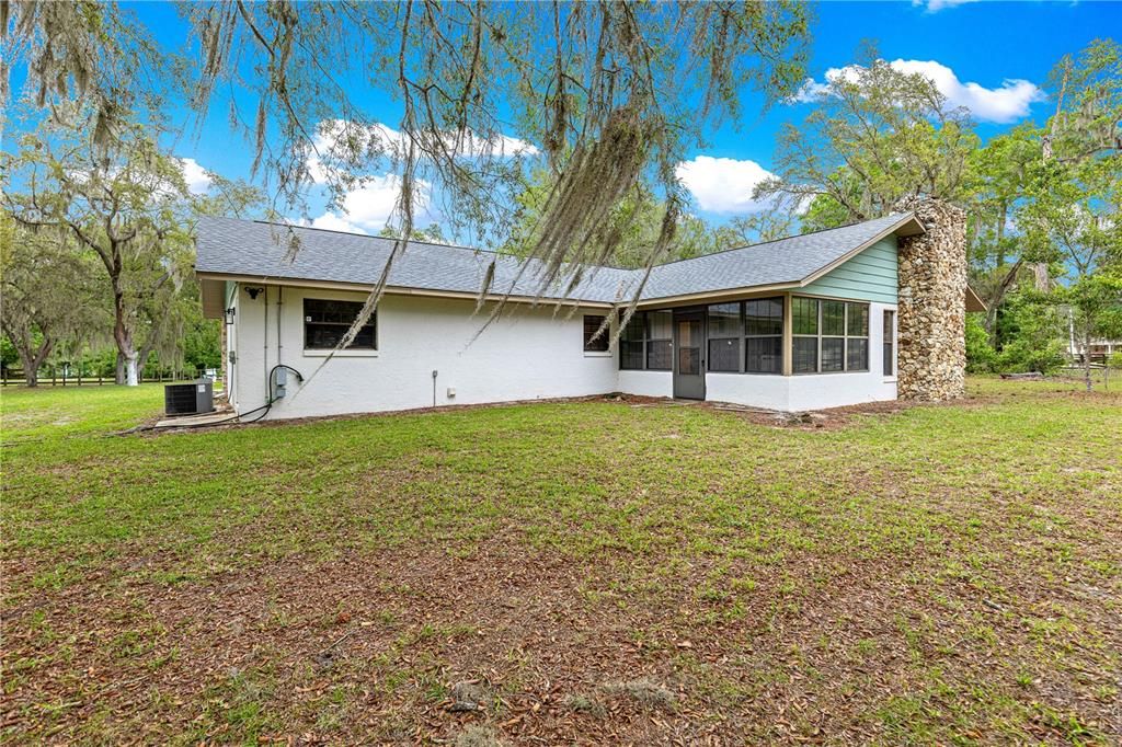 Activo con contrato: $410,000 (3 camas, 2 baños, 1669 Pies cuadrados)